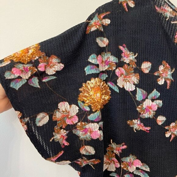 Navy Floral boutique Top  - Picture 4 of 5